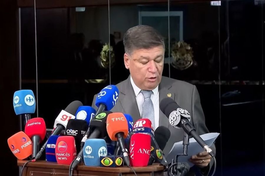 Viana vai à Advocacia do Senado e defende sigilo da CPMI