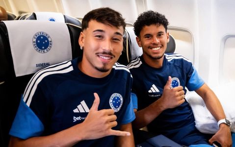 Rhuan Gabriel (dir) ao lado de Japa em viagem do Cruzeiro