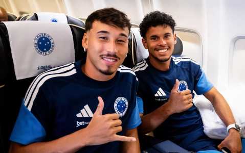 Rhuan Gabriel (dir) ao lado de Japa em viagem do Cruzeiro
