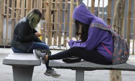 Legislação busca regular acesso online para proteger crianças e jovens
