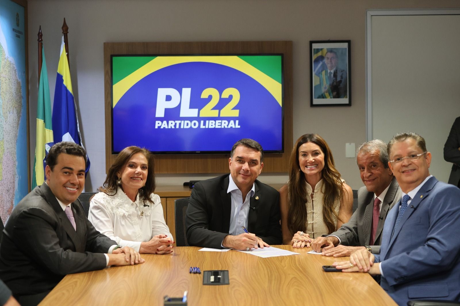 Greyce Elias se filia ao PL em ato com Flávio e Valdemar em Brasília