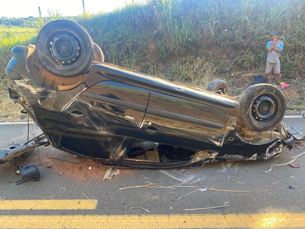 Duas pessoas ficam feridas após capotamento na MG-126 em Pequeri (MG)
