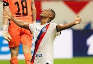 Com gol 'sem querer', volante do Bahia assume vice-artilharia do elenco