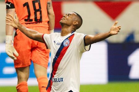 Erick comemora gol do Bahia sobre o RB Bragantino