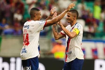 Volante Erick e lateral Luciano Juba comemoram um dos gols do Bahia sobre o RB Bragantino