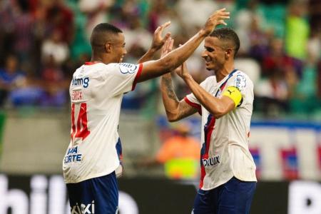 Volante Erick e lateral Luciano Juba comemoram um dos gols do Bahia sobre o RB Bragantino