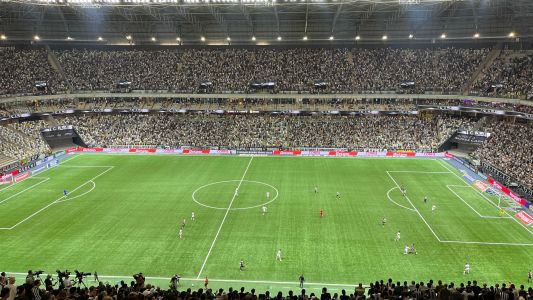 Torcedores do Atlético presentes na Arena MRV para jogo contra o São Paulo