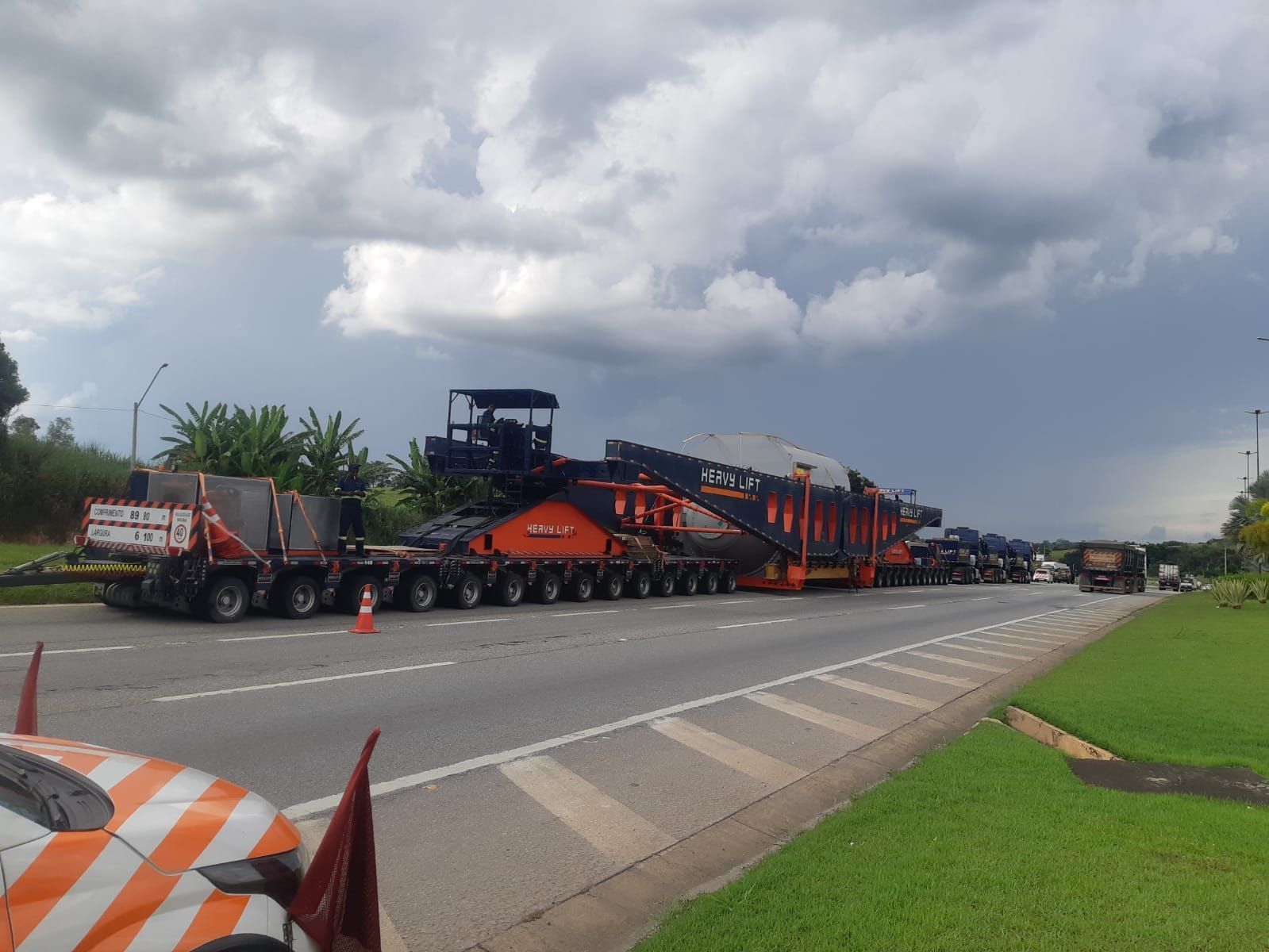 Carreta com 89 metros e 491 toneladas leva carga especial por MG