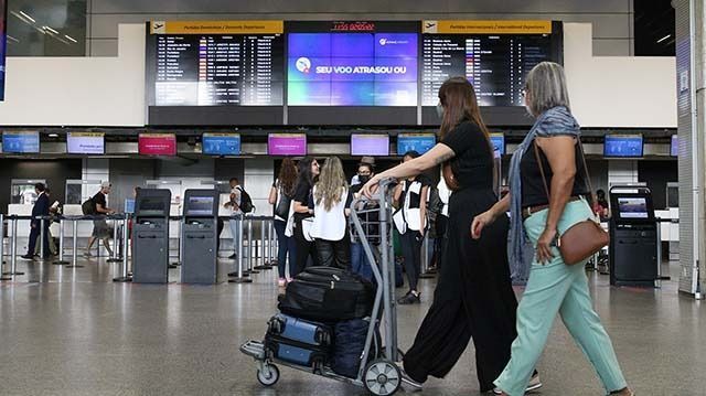 Guerra no Oriente Médio provoca cancelamentos e eleva custos de viagens
