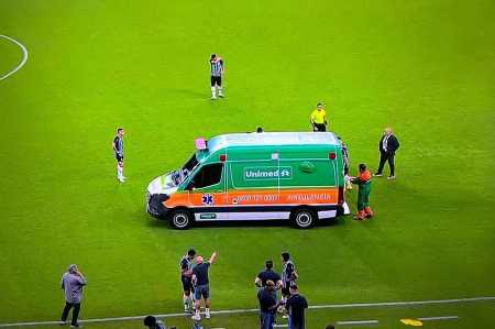 Marlon saiu de campo na ambulância