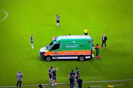 Marlon saiu de campo na ambulância