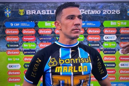 Zagueiro Balbuena, do Grêmio, concede entrevista com camisa de Marlon