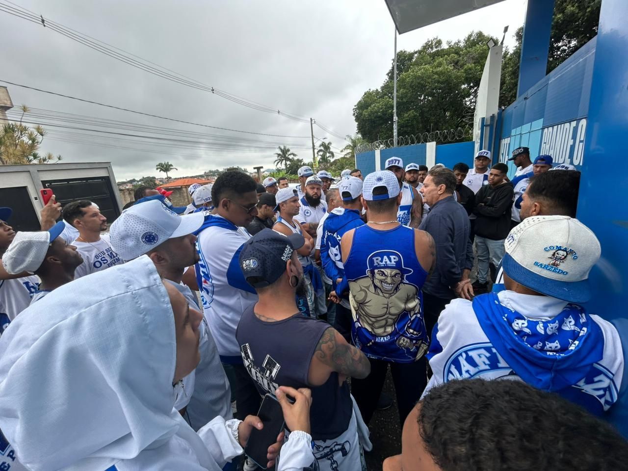Organizada do Cruzeiro vai à Toca II e tem conversa com Pedrinho