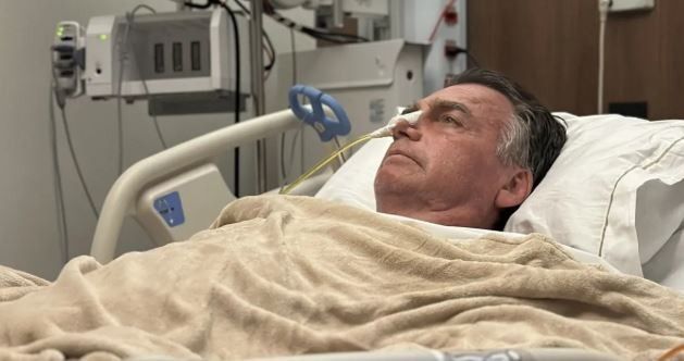 Bolsonaro recebe alta médica após cirurgia e volta para prisão domiciliar