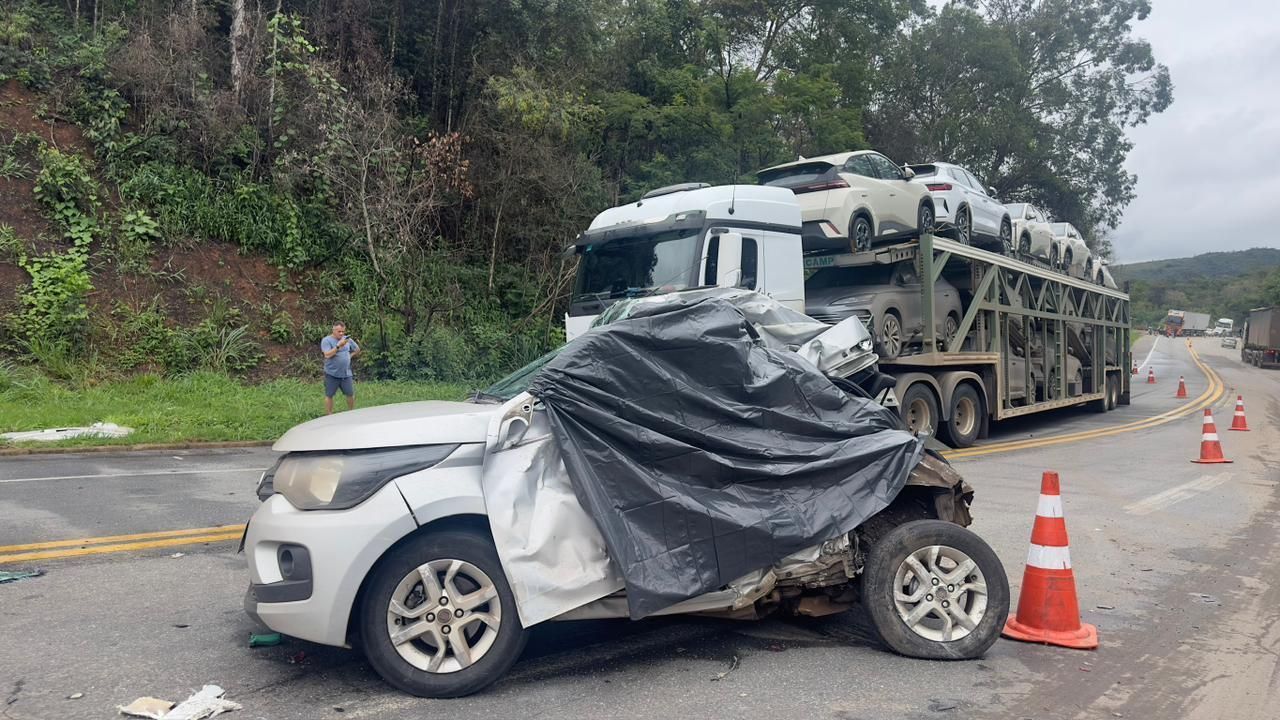 Motorista de carro morre em acidente com carreta cegonha na BR-381, em MG