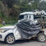 Motorista de carro morre em acidente com carreta cegonha na BR-381, em MG
