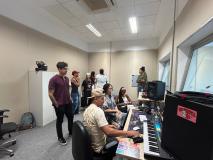 Integrantes do projeto acompanham processo de entrega de mixagem