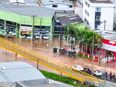 Chuva alaga trecho da avenida Cristiano Machado