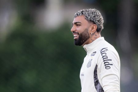 Gabigol durante treino pelo Santos