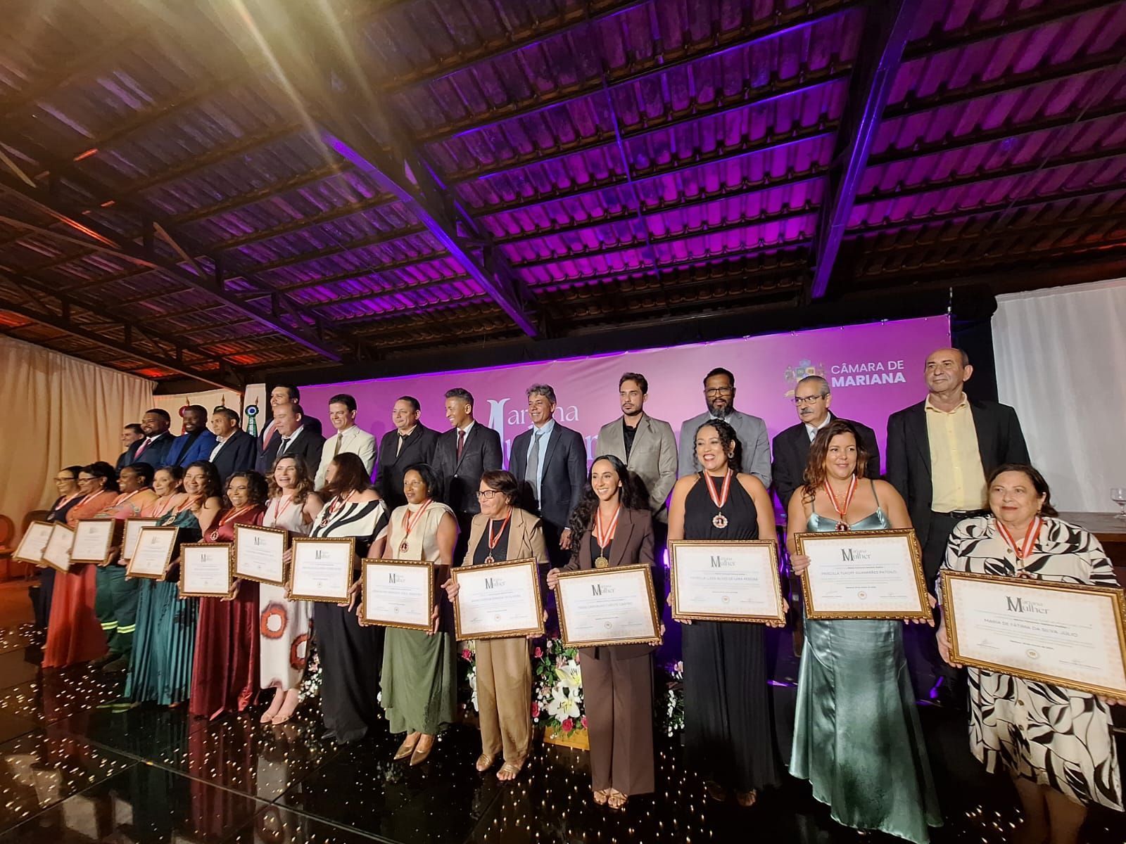 Câmara de Mariana homenageia 15 mulheres em cerimônia