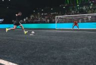 Lenda do futsal, Falcão bate pênalti 'ousado' e faz golaço na Kings League