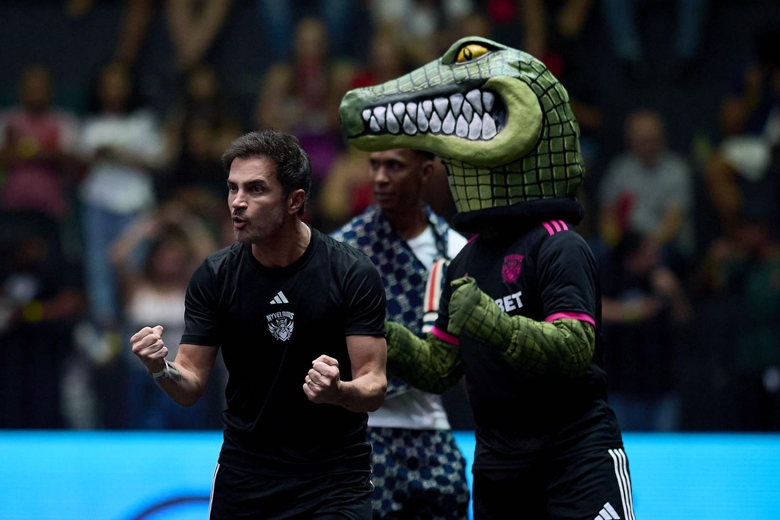 Lenda do futsal, Falcão bate pênalti 'ousado' e faz golaço na Kings League