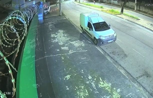 Vídeo mostra momento em que carro roubado bate e pega fogo em BH