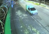 Vídeo mostra momento em que carro roubado bate e pega fogo em BH