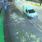 Vídeo mostra momento em que carro roubado bate e pega fogo em BH