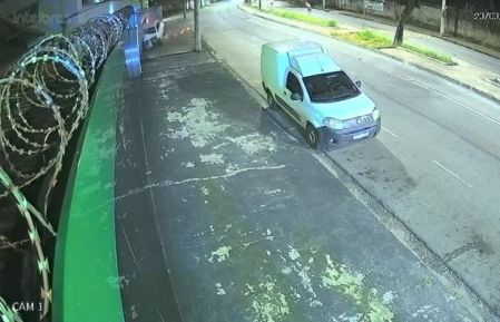 Acidente ocorreu na noite desta segunda-feira (23)