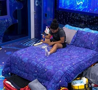 Milena passa hidratante nos pés • Reprodução | Globo