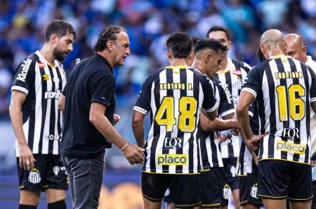 Cuca e o elenco do Santos contra o Cruzeiro