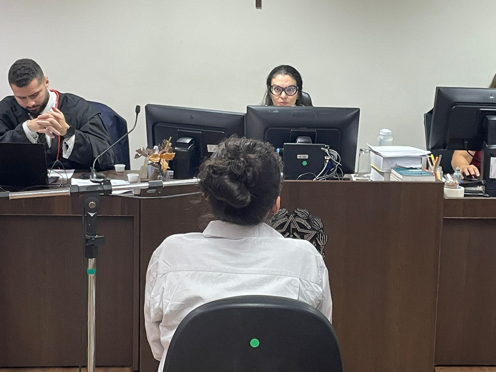 Mulher que matou namorado após ele ‘alisar’ filha dela dá detalhes do crime