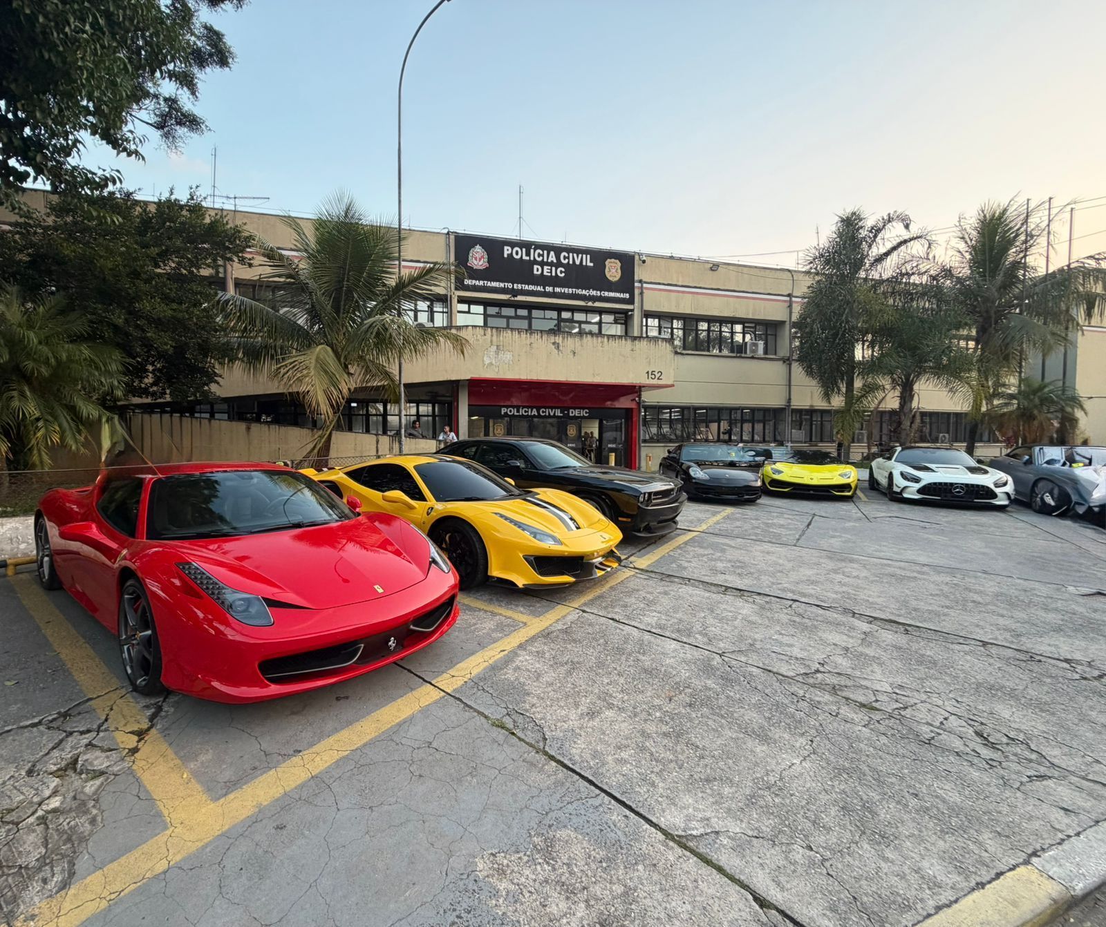 Polícia Civil apreende Ferrari, Lamborghini e Mustang em operação em SP