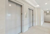 Imóvel com elevador é mais caro? Entenda preço, custos e valorização