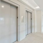 Imóvel com elevador é mais caro? Entenda preço, custos e valorização