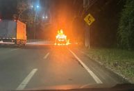 Carro é consumido por fogo no Morro da Usipa e Corpo de Bombeiros de Ipatinga é acionado