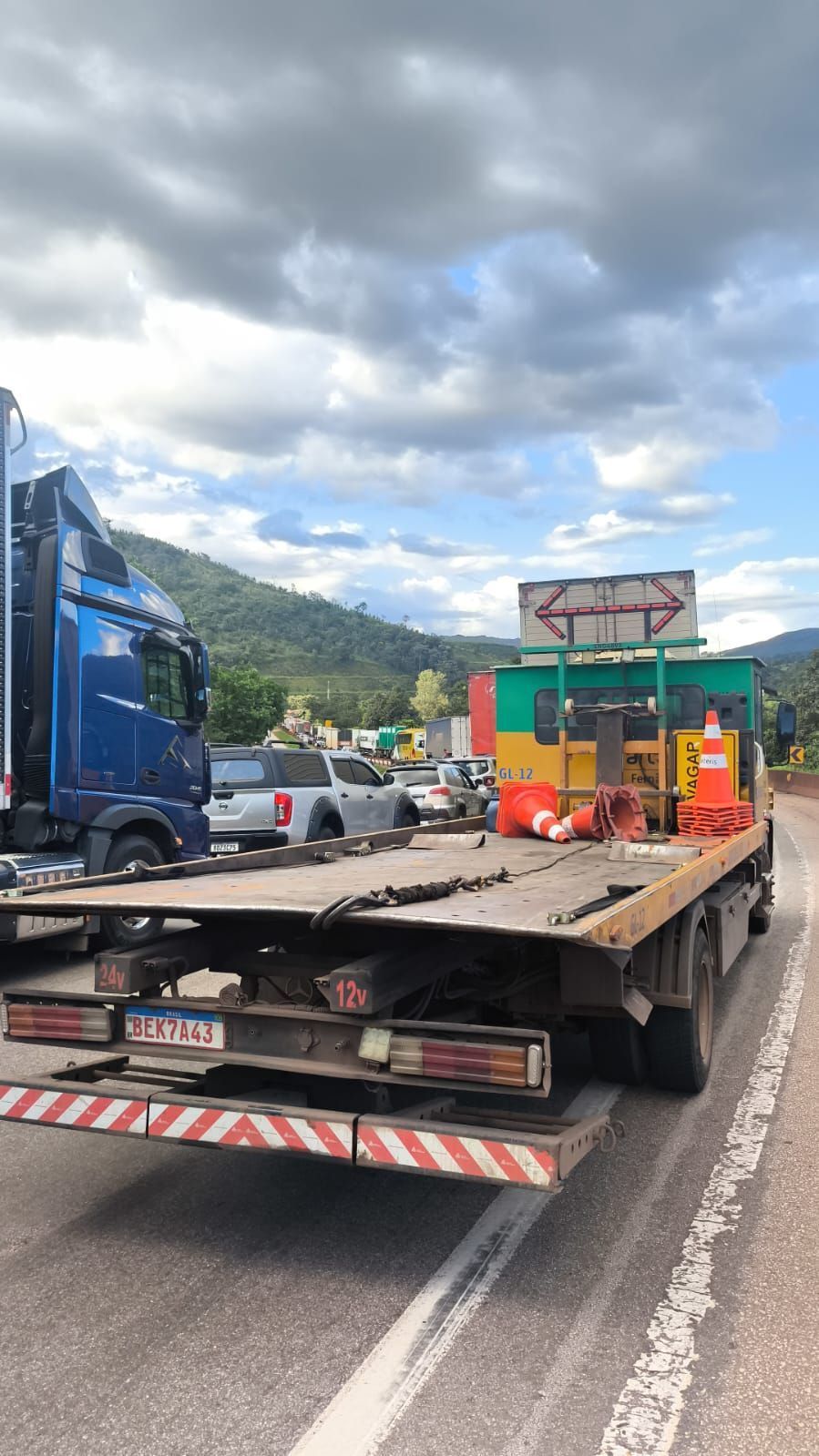 Caminhão tomba na Serra de Igarapé e interdita totalmente a Fernão Dias