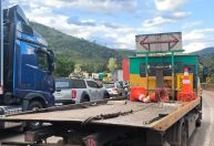 Caminhão tomba na Serra de Igarapé e interdita totalmente a Fernão Dias