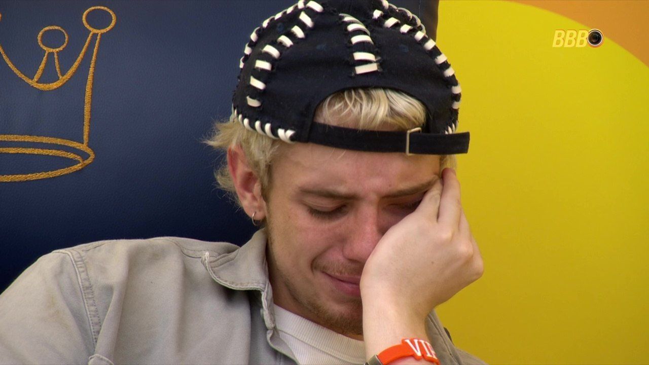 Juliano Floss chora e ameaça desistir do BBB 26: 'Acho que vou embora'
