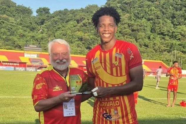 Zagueiro anota 'gol que Pelé não fez' em jogo da quarta divisão do Paulista