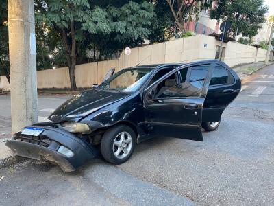 Carro colidiu ao tentar fugir da polícia