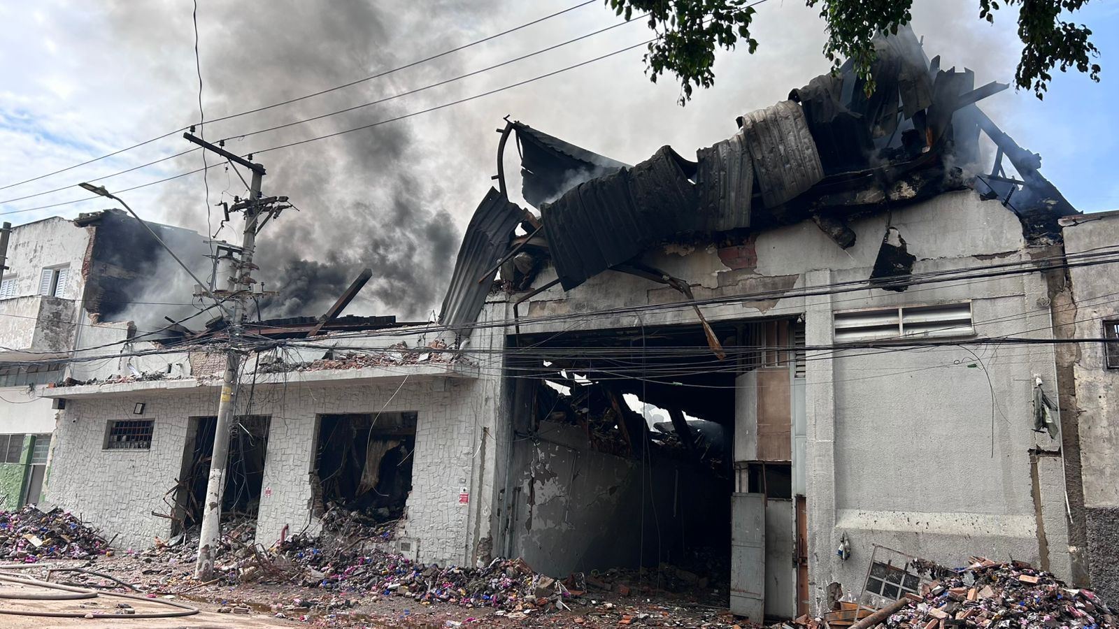 Combate a incêndio em fábrica do Brás já passa de 30 horas