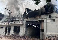 Combate a incêndio em fábrica do Brás já passa de 30 horas