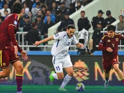 Jogadores de Uzbequistão e Venezuela em ação durante amistoso
