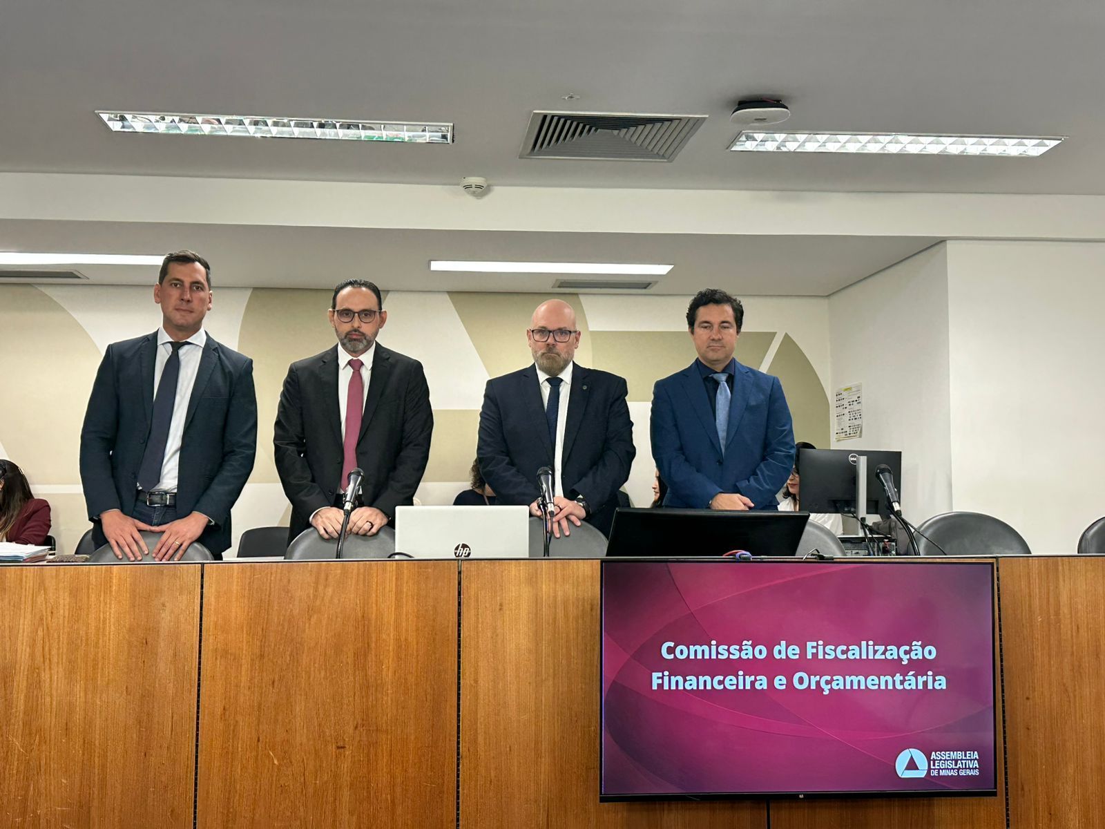 Oposição critica ausência da base e diz que governo não quis negociar projeto na ALMG