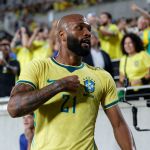 Igor Thiago reage a gesto de Endrick para marcar primeiro gol pela Seleção