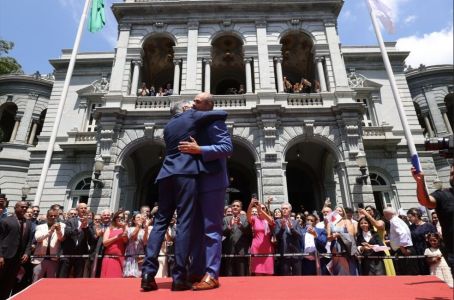 Zema e Simões se abraçam durante cerimônia de transmissão do cargo de governador