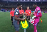 Capitão da Nova Caledônia presenteia goleiro da Jamaica na Repescagem