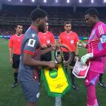 Capitão da Nova Caledônia presenteia goleiro da Jamaica na Repescagem